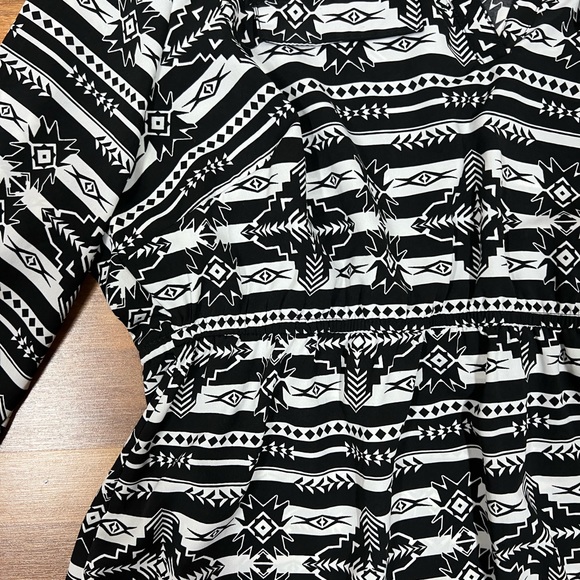 Plus size black and white patterned tunic dress fits 1x - Picture 3 of 5